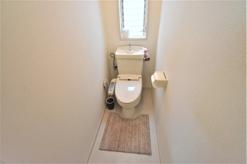 Kマンスリー富山市役所南のトイレには小窓がございますので明るく、換気も出来ていいですね♪