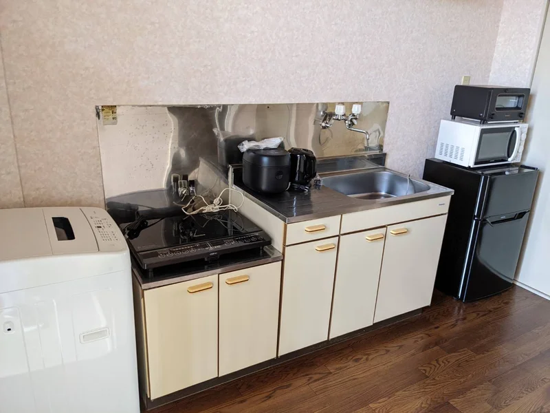 【キッチン画像】富山市ウィークリーマンション♪冷蔵庫、電子レンジ、炊飯器、ケトル、調理器具や食器類もご用意しております(^^♪