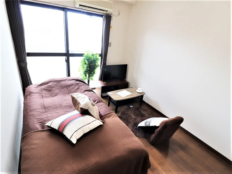 エアコン冷暖房設備にて　空調調整可能！　落ち着いたカラーのインテリアが魅力のお部屋！