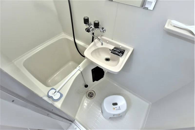 バスルーム画像です♪富山駅前ウィークリーマンションでは、お風呂用の椅子もあるのでごゆっくりと快適にご利用いただけます★