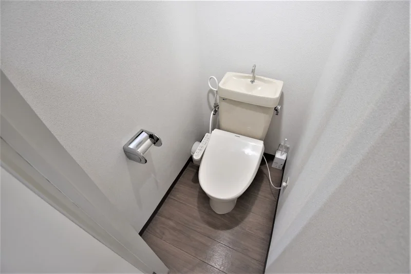 【トイレ画像】ウォシュレット付トイレです(*^^)v清掃道具もご用意しております☆彡富山駅前ウィークリーマンションでは標準設備です♪