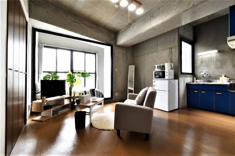 スポットライト照明でおしゃれな空間！　打ちっぱなしコンクリートの壁がインテリアのアクセントに！