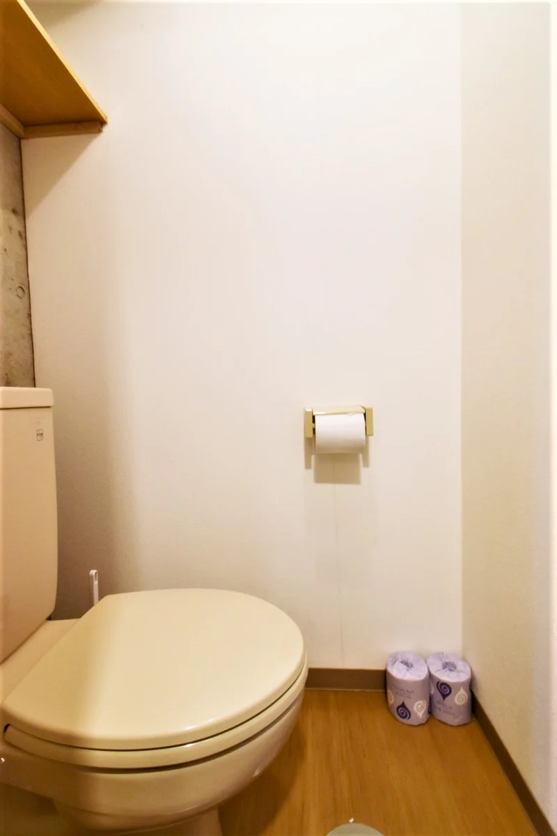 トイレットペーパーやトイレ洗剤などもあります。　毎日清潔に保っていただけます！