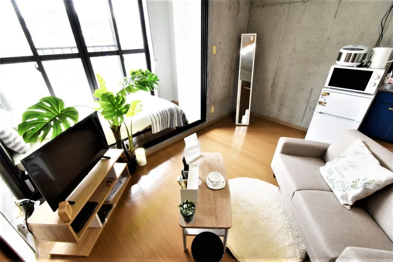 ソファ付きで広々空間♪　窓が大きく光を取り入れやすい明るいお部屋♪　家具家電の充実したマンスリーマンション！