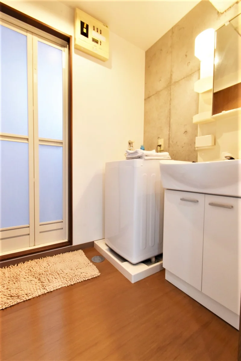 洗面面台有で朝支度などにとても便利で　室内洗濯機置き場もあり洗濯もできます！