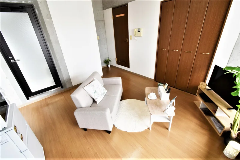 ティッシュや時計などの小物もあり♪　電子レンジや冷蔵庫などホテルにはないラインナップで満足度が高いお部屋！