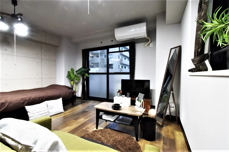 シックな雰囲気のインテリアが魅力的！　打ちっぱなしのコンクリート壁がおしゃれ感ありの角部屋です！