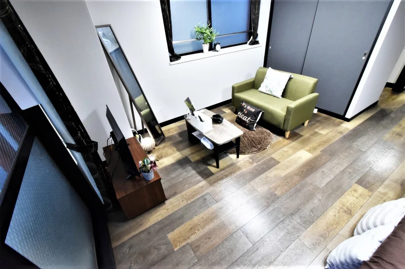 姿見ありで朝支度に便利！　窓が多く　開放感のある室内となっております。