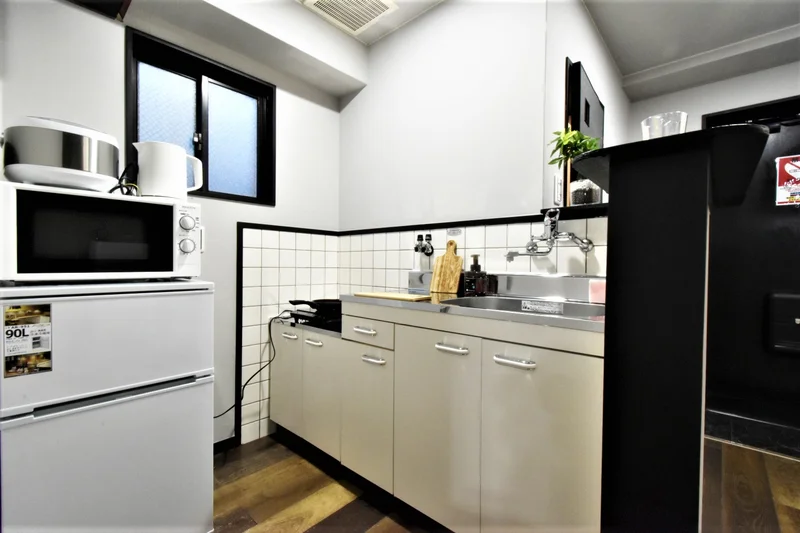 食器類・調理器具など豊富！　電子レンジ・冷蔵庫・電気ケトル等　家電類取り揃えております。