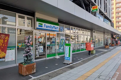 ファミリーマート 富山総曲輪店まで徒歩8分
