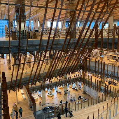 富山市立図書館本館まで徒歩7分