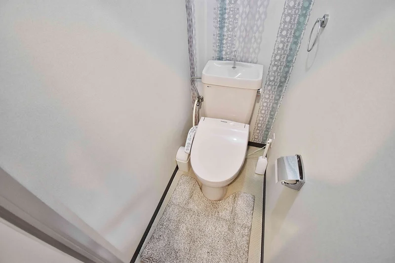 【トイレ画像】ウォシュレット付トイレです(*^^)v清掃道具もご用意しております☆彡富山県富山市ウィークリーマンションでは標準設備です♪