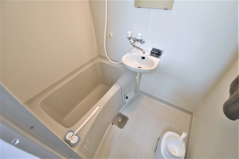【富山大学附属病院ウィークリーマンションバス画像】富山大学附属病院マンスリーマンションでは、バスルームにも多数の備品を設置。シャンプー、トリートメント、ドライヤーは標準設備♪【手続き簡単３分・保証人不要・敷金、礼金初期費用仲介手数料０円・対面契約不要・電子契約可】