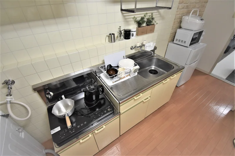 キッチンには冷蔵庫、ケトル、炊飯器、調理器具を完備。ホテルと違い自炊できるのでで長期ご利用のお客様でも安心ですね！富山大学附属病院ウィークリーマンションの強みです♪