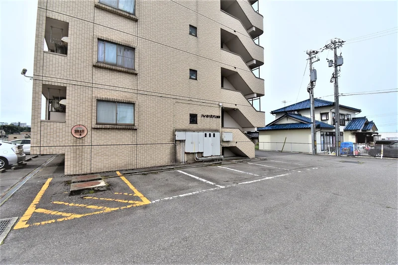 テレビ、ソファー、空気清浄機、テーブル、ゴミ箱、掃除機やパラソルハンガー、DVDプレイヤーも完備!!富山大学附属病院ウィークリーマンション富山大学附属病院マンスリーマンションは長期、中期、短期宿泊に適した室内となっております。