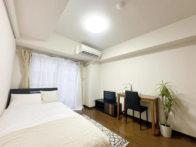 写真はお部屋のイメージです。ラグなどの室内装飾はございません。