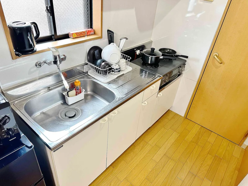 【キッチン画像】三重四日市駅前ウィークリーマンション♪冷蔵庫、電子レンジ、炊飯器、ケトル、調理器具や食器類もご用意しております(^^♪