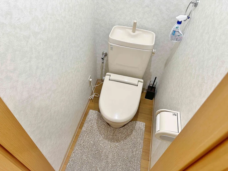 【トイレ画像】ウォシュレット付トイレです(*^^)v清掃道具もご用意しております☆彡三重四日市駅前ウィークリーマンションでは標準設備です♪