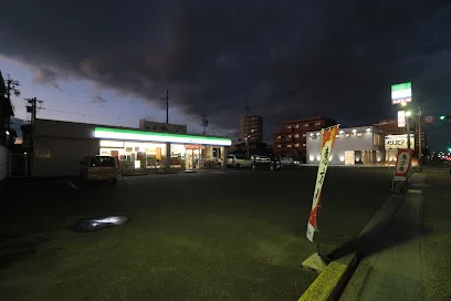 ファミリーマート 四日市滝川町店まで徒歩4分