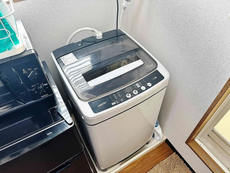 【洗濯機画像】ホテルと違い洗濯機がある生活は良いですね♪7日以上の利用なら三重桑名駅前ウィークリーマンションをご利用下さい★洗濯洗剤も完備‼