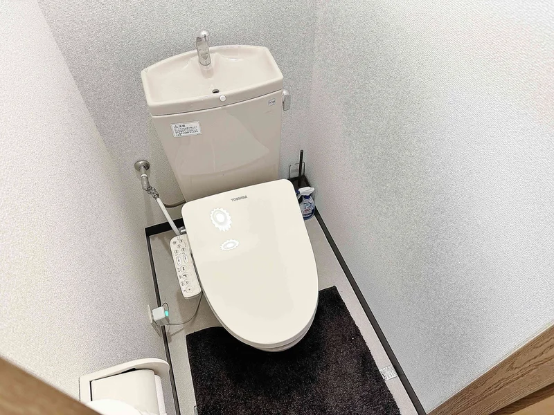 【三重桑名駅前ウィークリーマンションバス画像】三重桑名駅前マンスリーマンションでは、バスルームにも多数の備品を設置。シャンプー、トリートメント、ドライヤーは標準設備♪