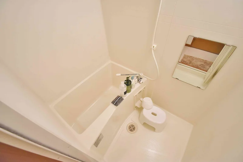 【三重鈴鹿市ウィークリーマンションバス画像】三重鈴鹿市マンスリーマンションでは、バスルームにも多数の備品を設置。シャンプー、トリートメント、ドライヤーは標準設備♪