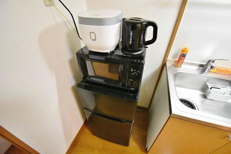 【冷蔵庫・電子レンジ】ホテルと違い三重鈴鹿市ウィークリーマンションでは標準設備♪一人暮らし用の冷蔵庫なので1週間以上の暮らしに最適★お客様の声から今の形になりました。