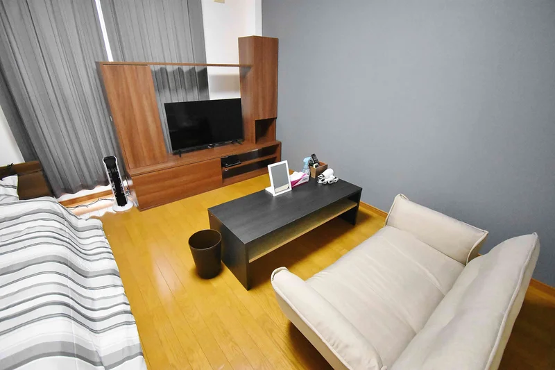 【室内画像】三重鈴鹿市ウィークリーマンションのお部屋です♪お部屋のクロスがとてもオシャレです(^^♪研修などのご利用にも最適です★