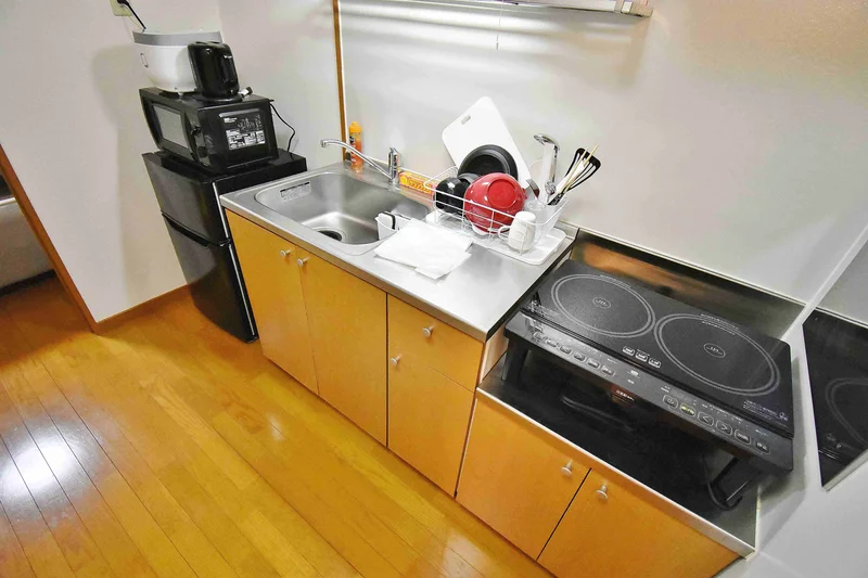 キッチンには冷蔵庫、ケトル、炊飯器、調理器具を完備。ホテルと違い自炊できるのでで長期ご利用のお客様でも安心ですね！三重鈴鹿市ウィークリーマンションの強みです♪