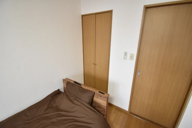 【室内画像】三重県津市ウィークリーマンションのお部屋です♪お部屋のクロスがとてもオシャレです(^^♪研修などのご利用にも最適です★
