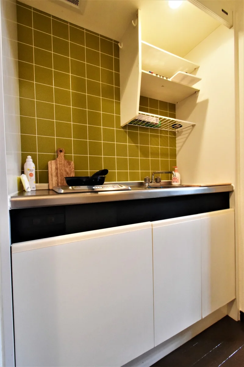 システムキッチン（IH）　調理器具や食器類などすべて標準品となっております。自炊で健康面に考慮！