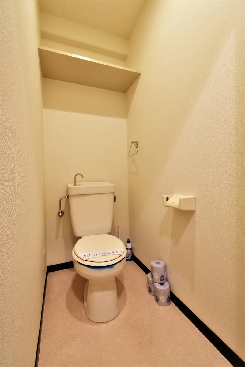 バストイレ別！　トイレットペーパーや洗剤など備品類も完備！　清潔に保てます。