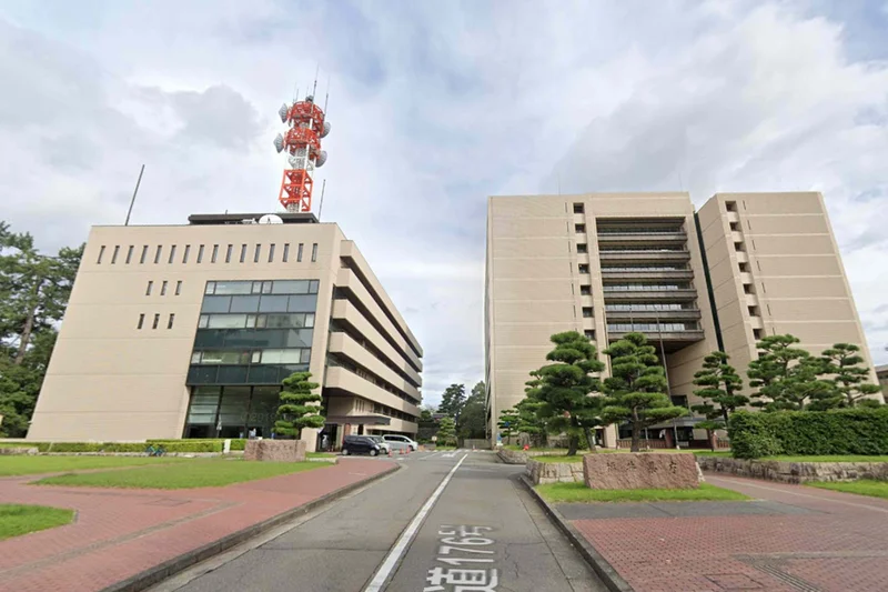 福井県庁まで徒歩10分、900ｍ。