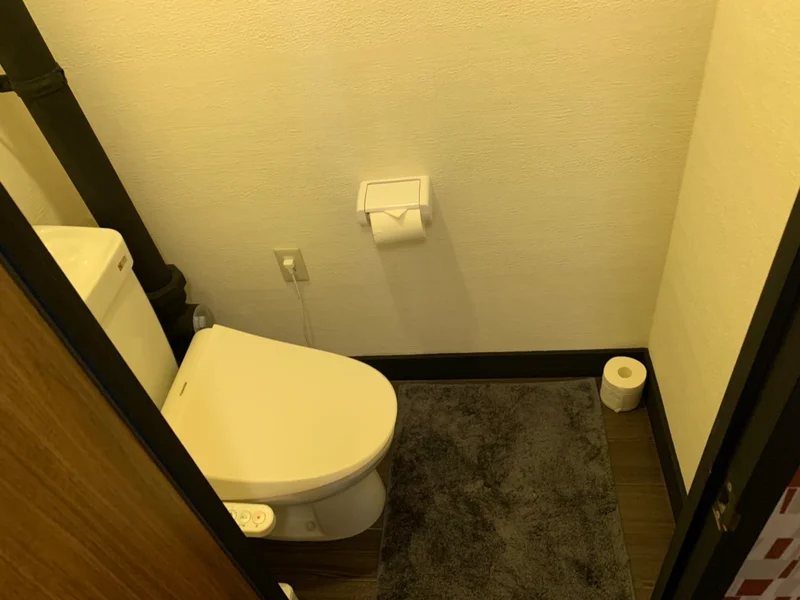 ウォシュレットつきのトイレです。老若男女皆様に安心してご利用いただけますね☆トイレにもトイレ用洗剤とトイレ用ブラシをご用意しておりますので長期ご利用の場合の気になる汚れなどもお掃除して頂けます＾＾