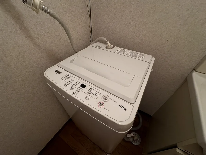 嬉しい独立洗面台付き♪大きな鏡で身支度!(^^)!急がしい朝もバタバタしません♪洗濯機は室内に設置しております♪洗濯用洗剤もご用意しておりますのでご入居してすぐにご利用が可能です(^^♪タオル1式分もご用意しております☆彡