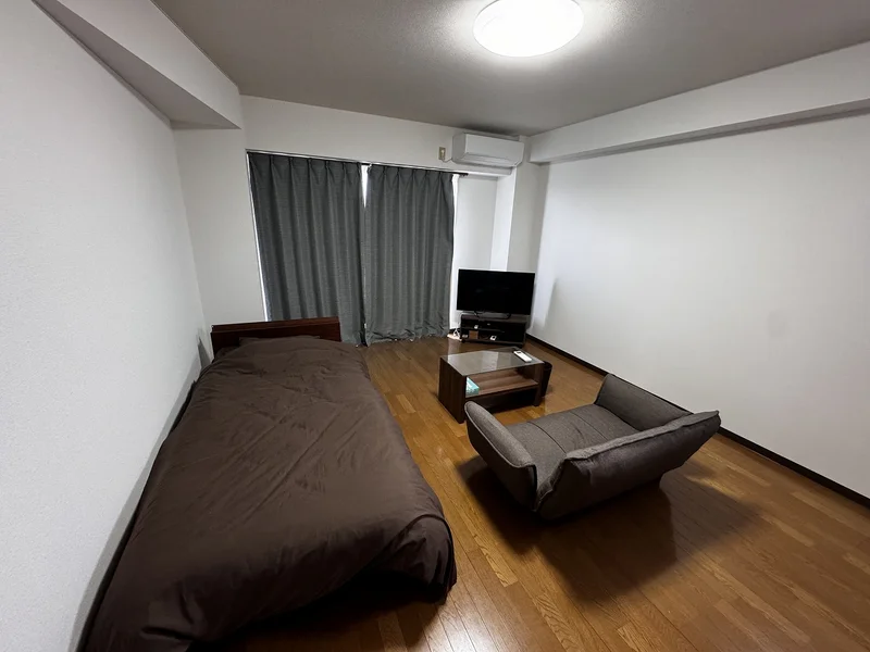 Kマンスリー福井駅南★テレビ、ソファー、空気清浄機、テーブル、ゴミ箱、掃除機やパラソルハンガー、DVDプレイヤーも完備!!長期、中期、短期宿泊に適した室内となっております。
