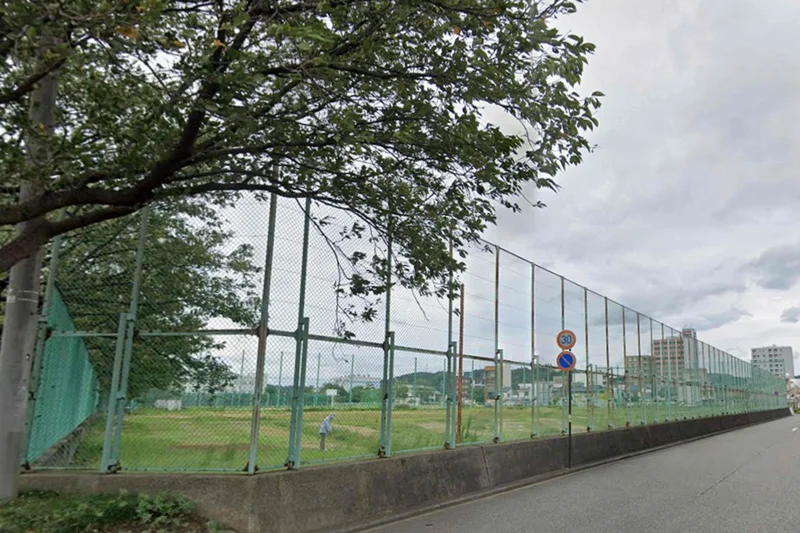 福井市東公園グラウンドまで徒歩2分、140ｍ。