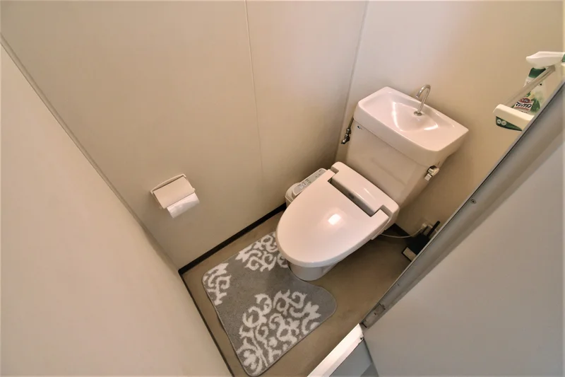 【トイレ画像】ウォシュレット付トイレです(*^^)v清掃道具もご用意しております☆彡富山市ウィークリーマンションでは標準設備です♪