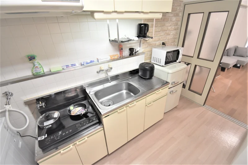 【キッチン画像】富山市ウィークリーマンション♪冷蔵庫、電子レンジ、炊飯器、ケトル、調理器具や食器類もご用意しております(^^♪