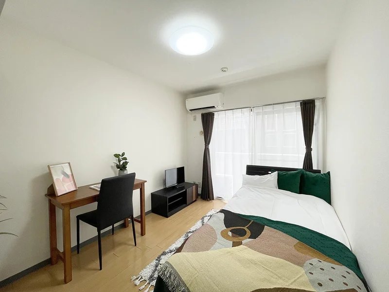 写真はお部屋のイメージです。ラグなどの室内装飾はございません。