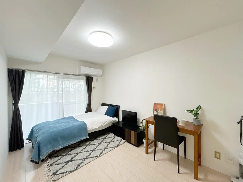 写真はお部屋のイメージです。ラグなどの室内装飾はございません。