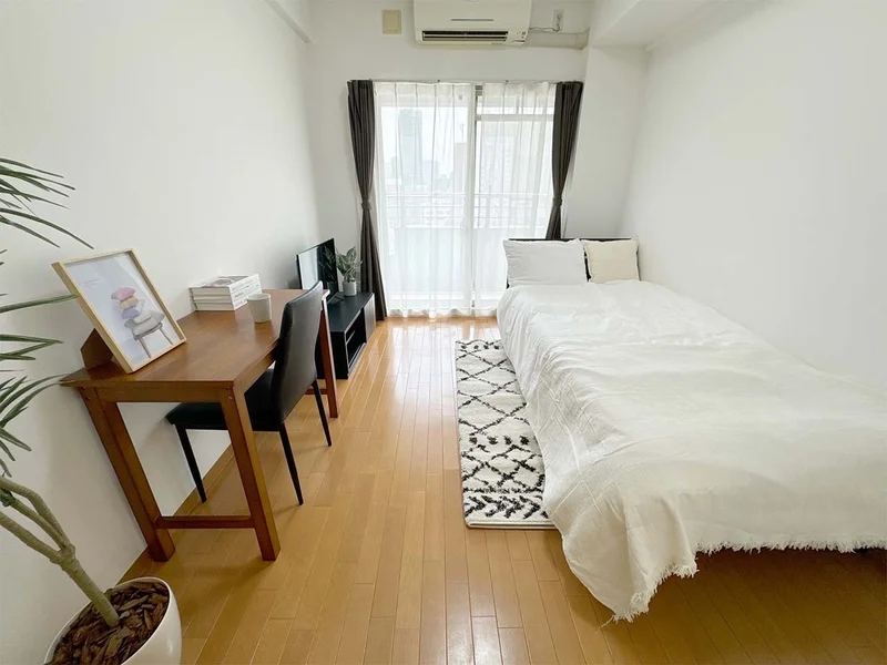 写真はお部屋のイメージです。ラグなどの室内装飾はございません。