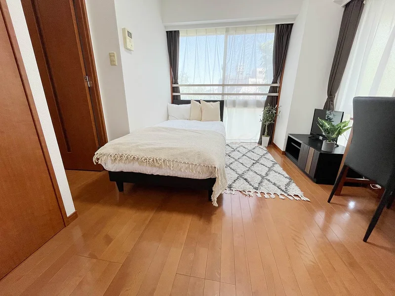 写真はお部屋のイメージです。ラグなどの室内装飾はございません。