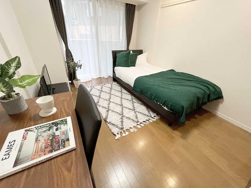 写真はお部屋のイメージです。ラグなどの室内装飾はございません。