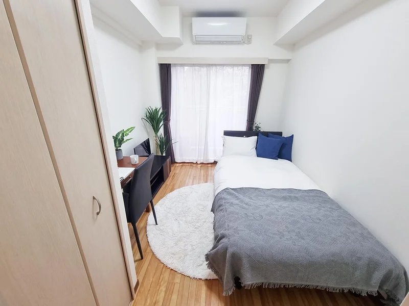 写真はお部屋のイメージです。ラグなどの室内装飾はございません。