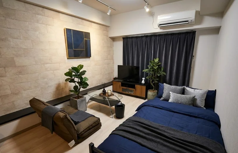 【室内画像】姫路ウィークリーマンションのお部屋です♪お部屋のクロスがとてもオシャレです(^^♪研修などのご利用にも最適です★※植木と額とクッションなどは写真用です。