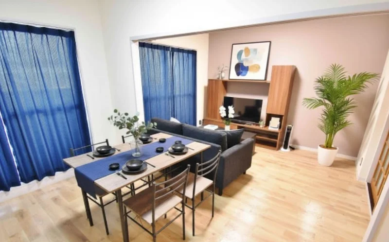 Kマンスリー富山上赤江のお部屋にはオシャレなテレビボードのご用意もございます！しっかりとお家時間を満喫しちゃってください。※植木と額とクッションなどの装飾は写真用です。