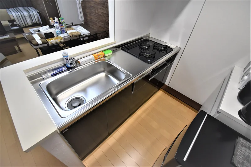 【キッチン画像】富山市ウィークリーマンション♪冷蔵庫、電子レンジ、炊飯器、ケトル、調理器具や食器類もご用意しております(^^♪
