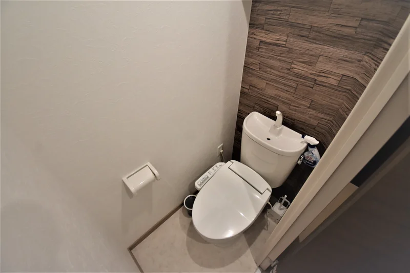 【トイレ画像】ウォシュレット付トイレです(*^^)v清掃道具もご用意しております☆彡富山市ウィークリーマンションでは標準設備です♪