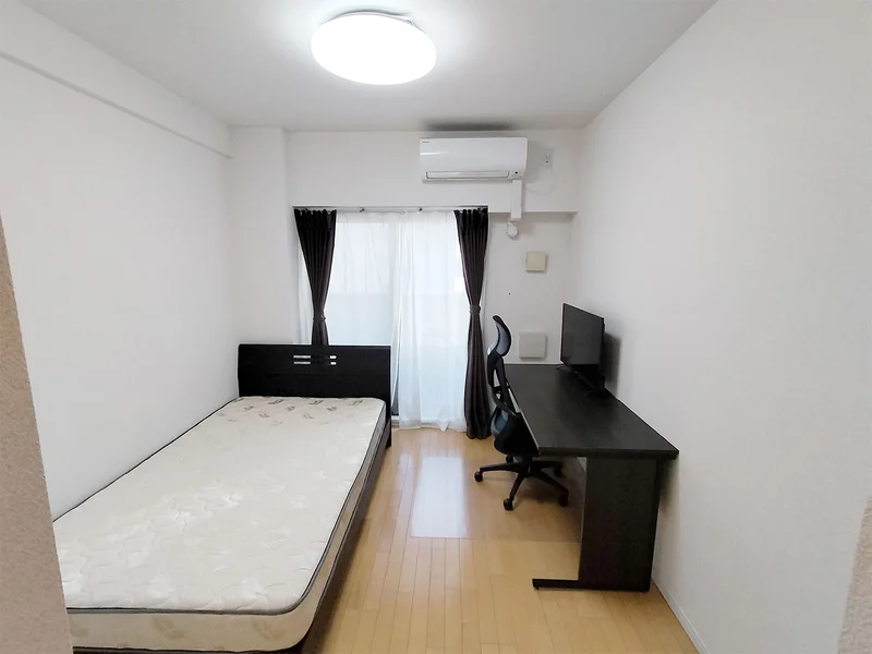 写真はお部屋のイメージです。ラグなどの室内装飾はございません。